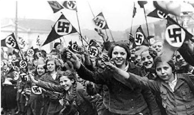Libro: nel 1938 Hitler invade l'Austria.
Gli austriaci mentre vengono invasi da Hitler: