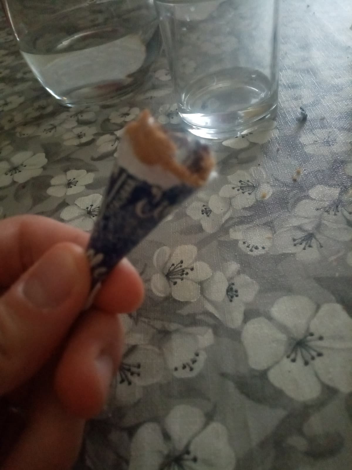 Ho dato un morso e mi sono ritrovato un pezzo della carta del gelato in bocca