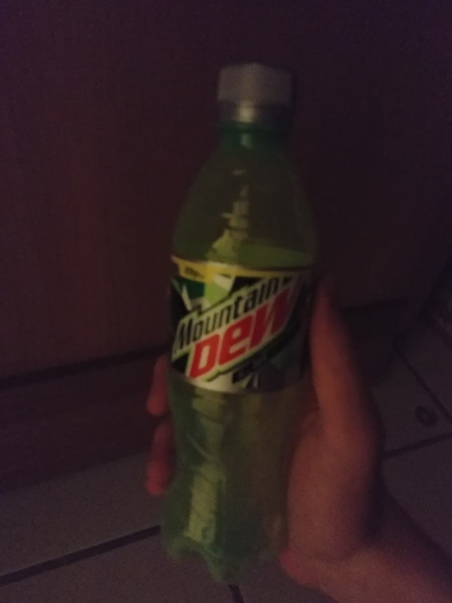 Vi esco una bottiglia di mountain dew in una stanza buia