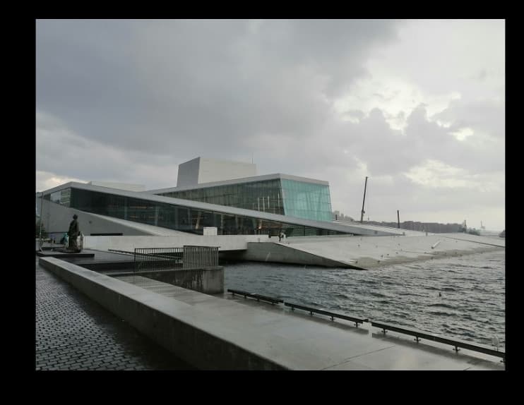 Allora, questa è l'opera di Oslo. Sono innamorata, ora capirete anche che dopo questa vista ero completamente andata, la testa tra le nuvole. Quindi nulla, sono caduta e le persone mi hanno pure chiesto se mi fossi fatta male... #fdmforever