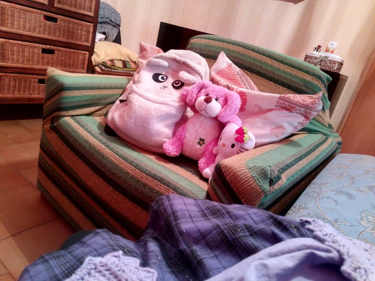 Oggi sto da mia nonna e mi ha regalato due peluche (cagnolino rosa e hello kitty) ??