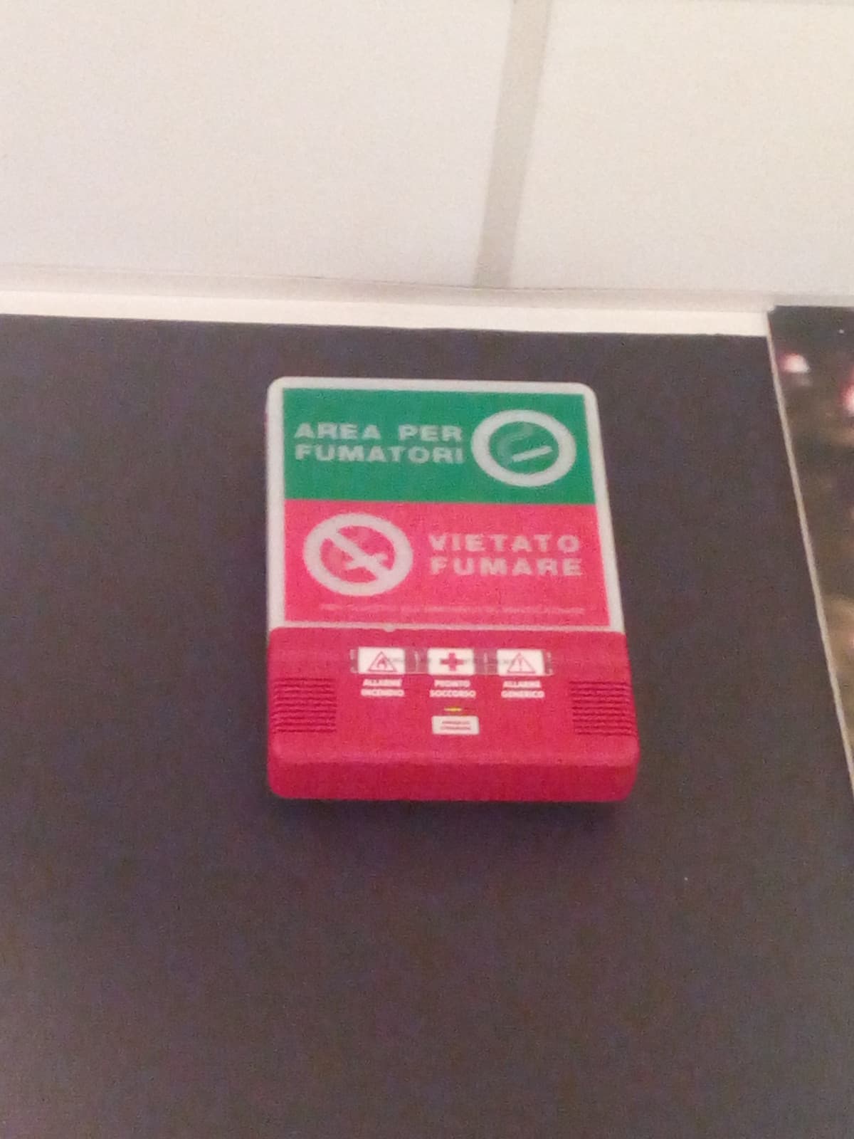 Ho trovato, questo cartello a un negozio di mobili dentro un area fumatori e l'ho fotografato da fuori ? "area fumatori / vietato fumare" ??