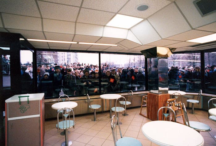 Primo McDonald's in assoluto nell'URSS, aperto ufficialmente il 31 Gennaio 1990. La gente faceva anche otto ore di coda pur di mangiare un panino. Ho trovato queste immagini abbastanza ironiche lol