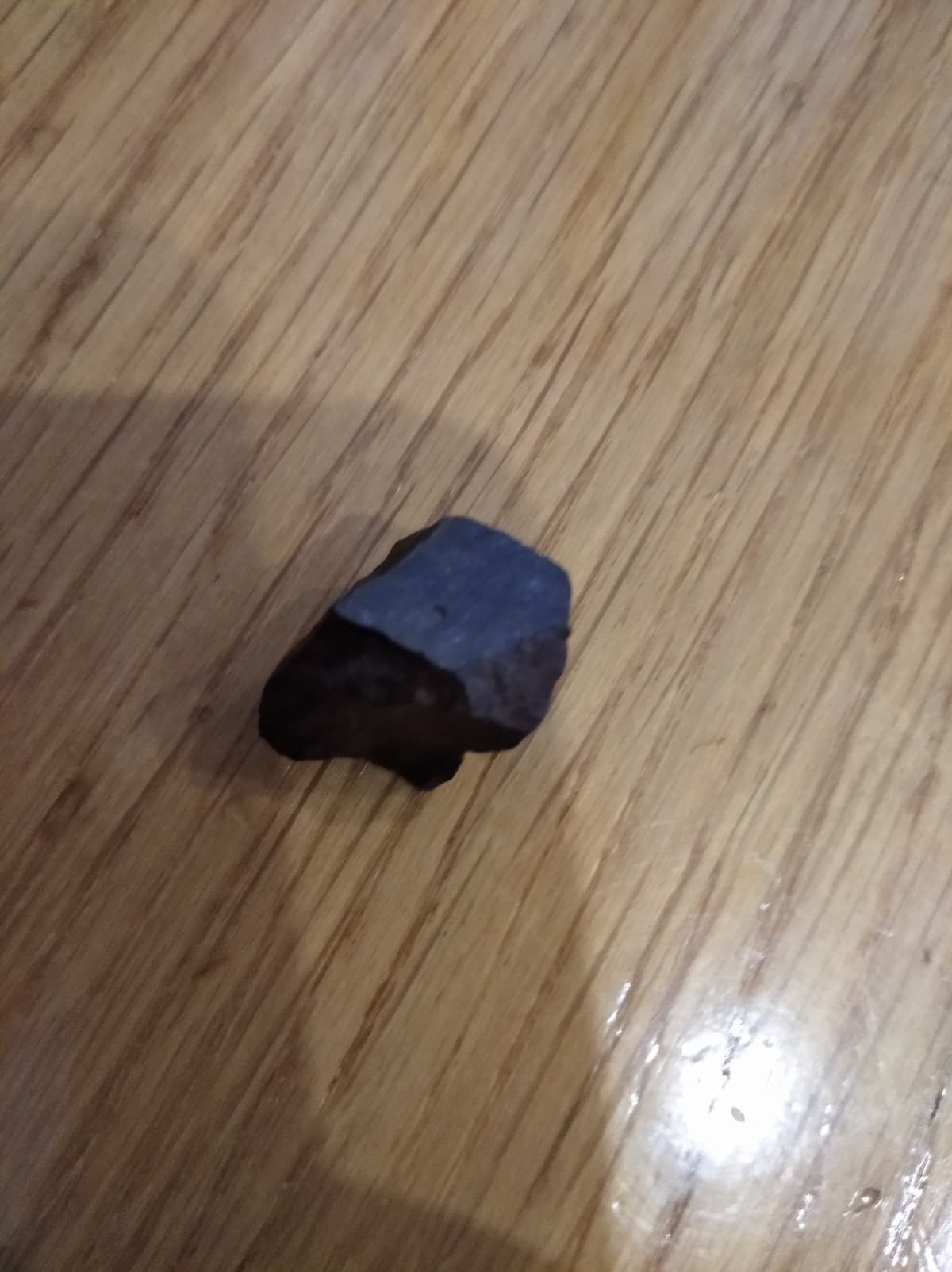 Se vi dicessi che questo non è un semplice sasso ma è un frammento di un meteorite non ci credereste immagino? Comunque sia, questa è una Condrite, in modo specifico una Condrite Ordinaria di tipo H. La si riconosce per via dell'elevato contenuto di ferro 
