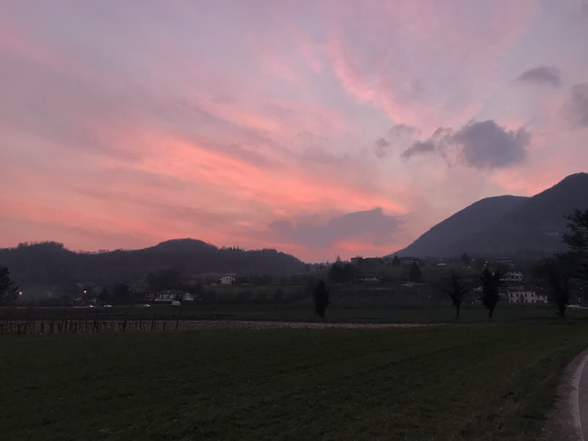 Un magnifico tramonto di tanto tempo fa, ogni volta che vedo delle nuvole rosa scatto una foto perché vorrei fare un post su insta in onore a Bianca Devis, una ragazza che è stata uccisa